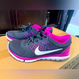 Nike “fit sole” women’s athletic sneaker shoe Size 8 1/2.. like new worn once